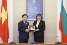 越南国会主席王廷惠向保加利亚社会党（BSP）领导人科尔内丽亚·尼诺娃赠送留念品。