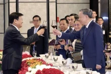 越南国家主席苏林与老挝人民革命党中央总书记、老挝国家主席通伦·西苏里举杯庆祝越老关系的良好发展。