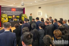 越南驻法国大使馆7月25日至26日隆重举行阮富仲总书记吊唁仪式并设立吊唁簿。（明维 摄）