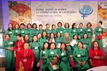 出席全球妇女峰会的欧洲越南妇女论坛代表团。