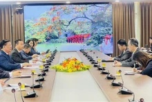 河内市委书记丁进勇会见中国驻越特命全权大使熊波。