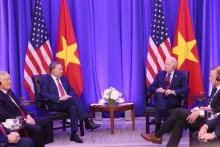 越共中央总书记、国家主席苏林（左）会见美国总统拜登。