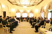 黄春战上将一行在泰国政府总部礼节性拜会泰国副总理兼国防部长普塔姆·威猜雅猜。