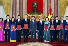 国家主席武文赏向越南新任驻外大使颁发任命书。