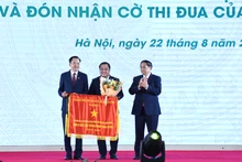 范明正总理向越南化工集团授予政府竞赛锦旗。（陈海 摄）