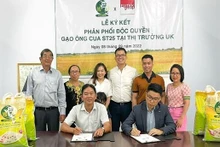 胡光智有限公司与食品经销商EUTEK 集团签署关于在英国市场“郭翁米 ” 品牌 ST25大米的独家经销合同。