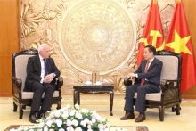 越共中央对外部部长黎怀忠会见巴勒斯坦总统国际关系事务顾问兼特使里亚德·马利基。