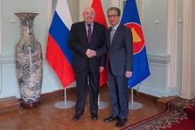 越南驻俄罗斯联邦大使邓明魁会见俄罗斯联邦总统国际文化合作事务特别代表米哈伊尔·什维德科伊。