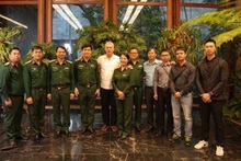 古巴国家主席米格尔·迪亚斯·卡内尔·贝穆德斯与越南国防部工作代表团合影。