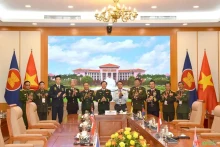 阮新疆大将会见前来出席AMICLC-1的东盟各国代表团团长。