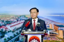 越南国会主席王廷惠在会上发表讲话。（维玲 摄）