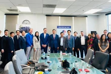河内市投资促进团与旧金山州的专业机构和企业举行研讨会。