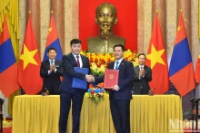 越南国家主席武文赏和蒙古国总统乌赫那·呼日勒苏赫见证越南工贸部和蒙古国食品、农业和轻工业部之间《可持续大米贸易谅解备忘录》签字仪式。（水原 摄）