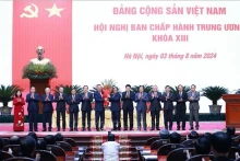 范明正总理代表党和国家领导人向苏林总书记送上鲜花。（图片来源：越通社）