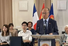 越南驻法国大使丁全胜在座谈会上发表讲话。（图片来源：越通社）