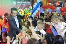 邓明魁大使向儿童们发放中秋礼品。（图片来源：越通社）
