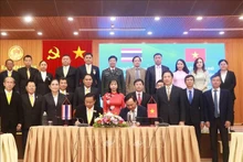 越南广治省与泰国乌汶府建立友好关系谅解备忘录签字仪式场景。