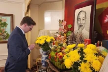 越南历史政治研究员、英国共产党党员基里尔·惠特克在越南驻英国大使馆向胡志明主席进香。（图片来源：越通社）