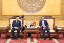 越共中央委员、省委书记段明训会见韩国庆州市市长朱洛荣。