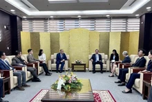 哈萨克斯坦驻越南大使卡纳特·图梅什与岘港市人民委员会领导举行工作会议。