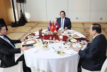 越南政府总理范明正与老挝总理和柬埔寨首相共进工作早餐。