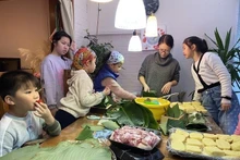 旅居比利时孩子们学包粽子。