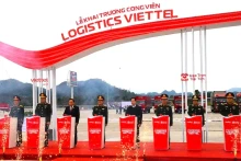 代表们在Viettel物流园区开园仪式上按下按钮。