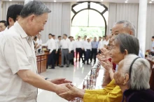苏林总书记会见同塔省越南英雄母亲。