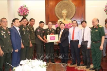 柬埔寨军队警卫司令部副司令迪昂·仕伦大将向芹苴市领导赠送礼物。