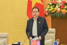 国会主席陈青敏在会上发言。（维灵 摄）