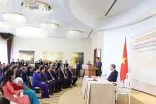 苏林总书记会见越南驻白俄罗斯大使馆工作人员和侨胞代表。