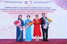 古巴驻胡志明市总领事阿里阿德涅·费奥·拉布拉达和胡志明市人民委员会主席潘文买以及其他代表合影。
