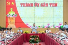 越南国会主席王廷惠与芹苴市委常委会举行工作会谈。