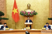 政府总理范明正主持召开政府与各地方视频会议。（陈海 摄）