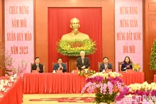越共中央总书记阮富仲向历届党和国家领导人致以新春的祝福。（登科 摄）