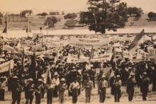 资料图：1975年4月3日，大叻人民举行集会，庆祝解放。