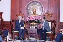 胡志明市人民委员会主席潘文买会见英国首相贸易特使马克·卡尼尔。