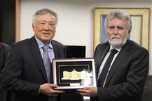 越南最高人民法院院长阮和平向巴西联邦地区法院院长何塞·克鲁斯·马塞多赠送纪念品。