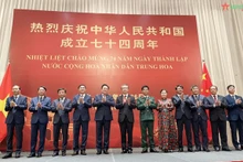 出席招待会的会代表们合影。