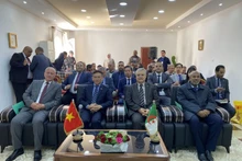 陈国庆大使一行与图古尔特省官员和企业共同主持座谈会。