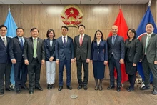 越南常驻联合国代表团团长邓黄江大使与胡志明共青团中央委员会常务书记阮玉良一行合影。