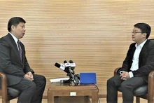 许利平（左）接受本报常驻中国记者的采访。