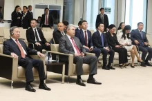 苏林总书记造访阿斯塔纳国际金融中心。（图片来源：越通社）