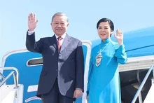 越共中央总书记苏林和夫人离开阿斯塔纳，启程对阿塞拜疆共和国进行国事访问。