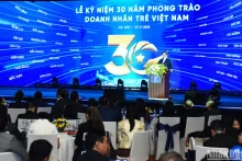 政府总理范明正在纪念活动上发表讲话。