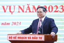 政府总理范明正在会议上发言。（图片来源：越通社）