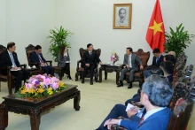 越南政府副总理陈红河在河内会见了中国商用飞机有限责任公司董事谭万庚。