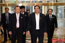 范明正总理和阮文得上将出席会议。（陈海 摄）