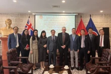 越共中央民运部工作代表团和澳越友好协会主席金桑普森合影。