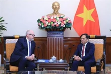 越南外交部长裴青山会见澳大利亚负责贸易和工业事务联合部长蒂姆·艾尔斯。